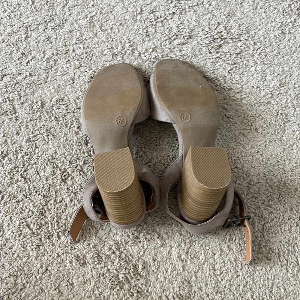 Universal Thread Gray Heels - Picture 9 of 9